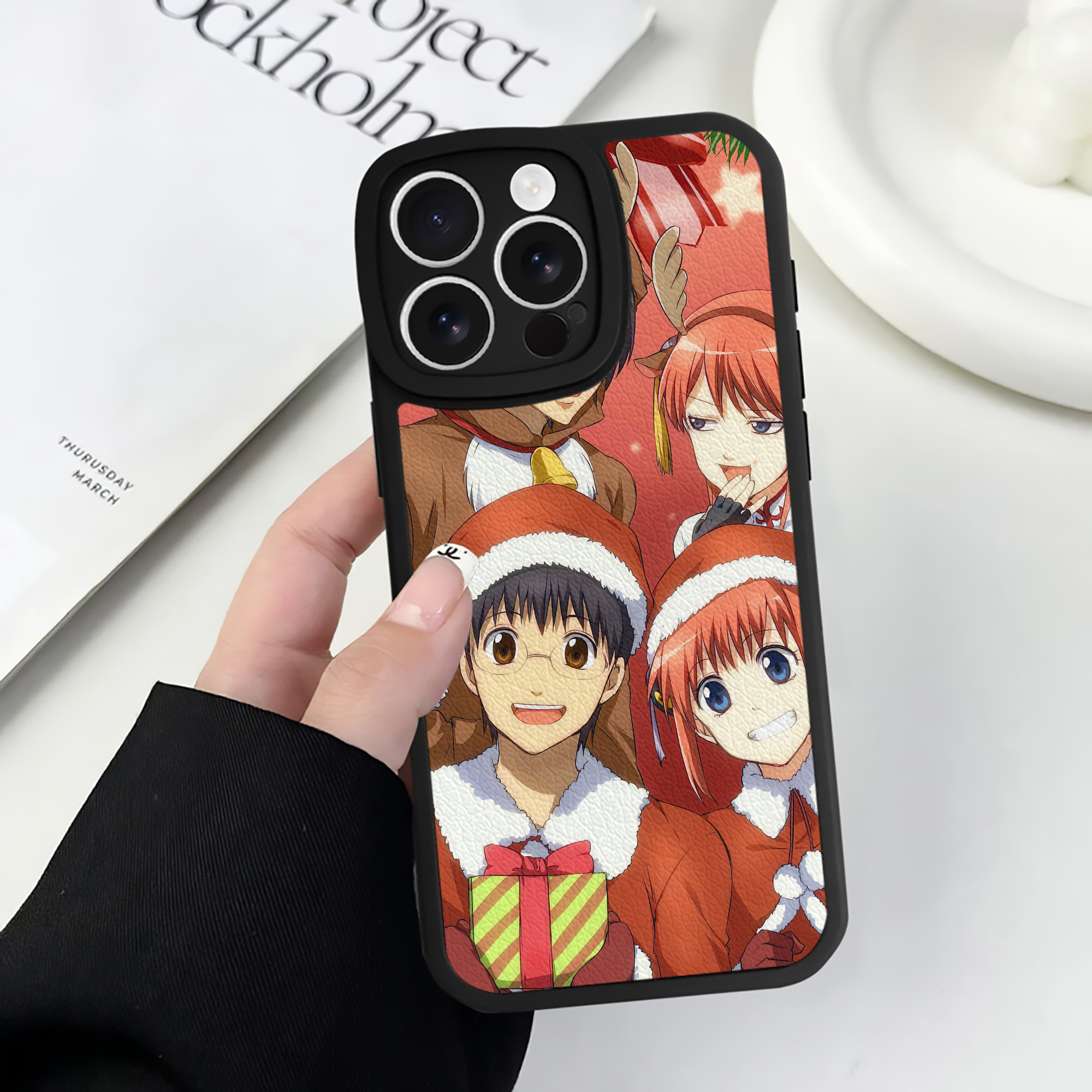 （画像用） ぎんたま 坂田銀時（さかたぎんとき） 神楽 志村新八（しむら しんぱち） GINTAMA Sakata Gintoki Kagura Shimura Shinpachi 【iPhone 16シリーズ対応】シリコンスマホケース（レザー調） 材質：シリコン